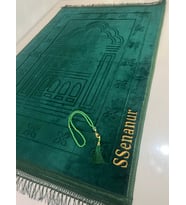 kişiye özel peluş seccade isim nakışlı isme özel  yumuşacık (Yeşil)
