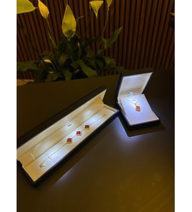 (PREMİUM IŞIKLI KUTU)925 Ayar Gümüş 18ayar Gold Kaplama Bordo Taşlı 2 Li Yonca Set 3 sıra Bil-Kol