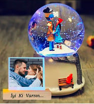 Kişiye Özel Fotoğraflı Sokak Lambasının Altında Buluşan Aşıklar Işıklı Kar Küresi