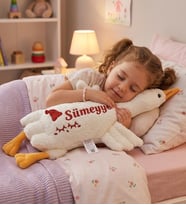 Kişiye Özel İsimli 75 cm Peluş Oyuncak Kaz – Yumuşak Uyku Arkadaşı Kız Erkek Çocuğa Kuzene Hediye Doğum Günü Bebek Hediyesi (Kırmızı-Beyaz)