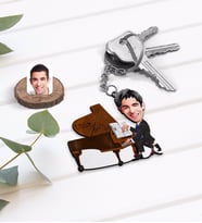BK Gift Kişiye Özel Erkek Müzik Öğretmeni Karikatürlü Ahşap Anahtarlık-1 (Beyaz)