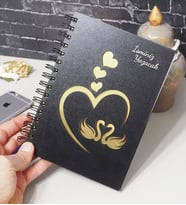 Kişiye Özel Kuğu Aşk Desenli Ahşap Kapaklı Defter - Ajanda - İsme Özel - A5 60 Yaprak (120 SAYFA) Hediyelik (Gold)
