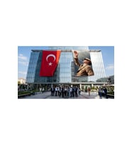 Göğe Bakan Atatürk.Atatürk Portresi Bayrak ve Türk Bayrağı Premium Raşel Kumaş 2'li Set 10x15 metre ATA73