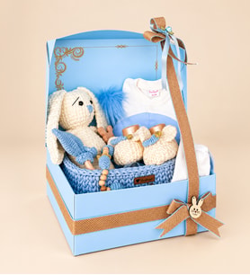 Premium Kişiye Özel İsimli Hediye Kutusunda El Emeği Örgü Sepette Sevimli Tavşan Temalı Tulum ve Amigurumi Ürünlerden Oluşan Yenidoğan Erkek Bebek Hediye Seti