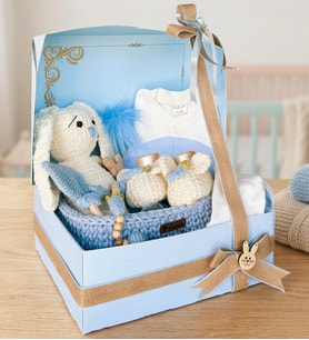 Premium Kişiye Özel İsimli Hediye Kutusunda El Emeği Örgü Sepette Sevimli Tavşan Temalı Tulum ve Amigurumi Ürünlerden Oluşan Yenidoğan Erkek Bebek Hediye Seti