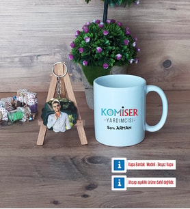 Komiser Yardımcısı Kupa Bardak Beyaz ve Fotoğraflı Ahşap Anahtarlık Hediye (Model 1)