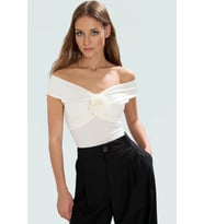 Rahat Fitted Bluz %96 Polyester %4 Elastan Carmen Yaka Zarifane Tasarım (Ekru)