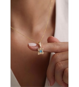 Mavi Taşlı Örgü Çerçeve Kilitli Charm Kolye