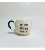 Super Mom, Super Wife, Super Tired Baskılı Mavi Kulplu Balon Kupa (Beyaz)