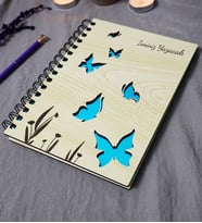 Kişiye Özel Kelebek Desenli Ahşap Kapaklı Defter - Ajanda - İsme Özel - A5 60 Yaprak (120 SAYFA) Hediyelik (Mavi)