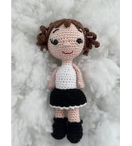 Siyah Beyaz Öğrenci Kız Bebek Amigurumi Organik Anahtarlık Oyuncak