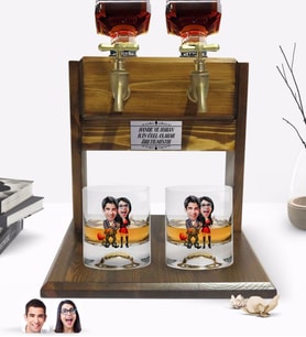 BK Gift Kişiye Özel Renkli Baskılı Sevgililer Karikatürlü İkili Viski Bardağı ve Çift Musluklu Doğal Ahşap Viski Standı-1 (Model 1)