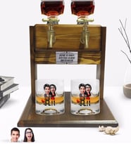 BK Gift Kişiye Özel Renkli Baskılı Sevgililer Karikatürlü İkili Viski Bardağı ve Çift Musluklu Doğal Ahşap Viski Standı-1 (Model 1)