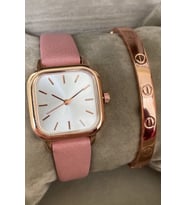 Pembe Minimal Kadın Saati ve Cartier Bileklik Uyumu İle Gözler Üzerinizde! Özel Kutusunda Deri Kordon Çelik Kasa Paslanmaz Çelik Cartier Bileklik Kadın Kız Sevgili Eş Anne Abla Hediye Seti Saat Aksesuar Seti