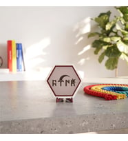 Ay Yıldız Simgeli Göktürkçe Türk Yazılı Modern Masaüstü Süsü Sevdikleriniz İçin Estetik ve Butik Bir Hediye 10x10 cm
