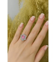 Pembe Mineli Çiçek Tasarımlı Taşlı Yüzük – Zarafetin, Neşenin ve Feminen Işıltının Simgesi