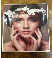 21X20 CM ÜTÜ İLE YAPIŞAN ÇİÇEKLİ TOKALI KIZ TRANSFER BASKI ARMA