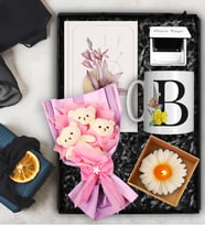 Peluş Üçlü Ayıcık Buketi & Kişiye Özel Harf Kupa & Özel Tasarım Defter & Kişiye Özel Ayna & Mum Hediye Seti