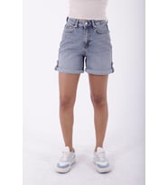 Paçaları Çift Katlı Normal Belli Cepli ve Astarsız Mom Fit Kadın Kot Şort Kar Yıkama Mavi Denim