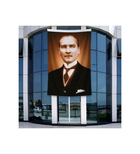Siyah Takım Elbiseli Atatürk Poster Bayrak Raşel Kumal 4x6 metre ATA22