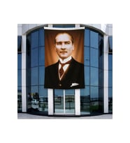 Siyah Takım Elbiseli Atatürk Poster Bayrak Raşel Kumal 4x6 metre ATA22