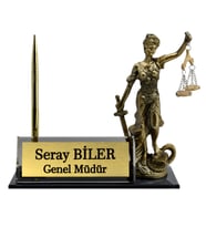 Kişiye Özel Tasarım Cam Masaüstü İsimlik - Ofis İsimlik - Masalık – Masa İsimliği – Ofis İsimliği – Yönetici İsimliği – Kişiye Özel Hediye – Themis Adalet Heykeli İsimlik