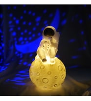 Ay Üzerinde Astronot Gece Lambası Ofiste Ve Ev Dekorasyonu Pilli Masa Üstü Gece Lambası