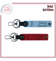 Aile Üyelerine Özel – Türk Yazısı Temalı, İsimli 2’li Anahtarlık Takımı, Gök Mavi-Kırmızı