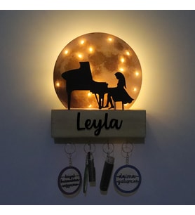 Lucenda Işıklı Pleksi Dolunay Kişiselleştirilebilir Biblo Talento Piyano Çalan Kız Anahtar Askılığı (Sarı)