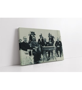 Atatürk Arkadaşlarıyla Otururken
