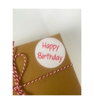 Happy Birthday Kırmızı Yazılı 4 Cm Yuvarlak Yapışkanlı Sticker Etiket 120 Adet