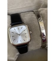 Özel Kutusunda Minimal Kadın Kol Saati Cartier Bileklik Hediyeli Deri Kordon Çelik Kasa Özel Kutusunda Kadın Kız Modası Trend Çok Satan Kadın Kol Saati Kadına Sevgiliye Arkadaşa Ablaya Anneye Hediyelik Aksesuar Seti
