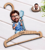 BK Gift Kişiye Özel Erkek Diş Hekimi Karikatürlü Standart Boy Ahşap Elbise Askısı-2