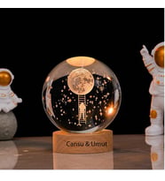Işıklı Ahşap Kaideli Aya Çıkan Astronot Cam Küre 8cm*6cm