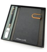 Signator® Codex  N298 Kişiye Özel Defterli Set - İsme Özel Siyah Kalem + İsme Özel Siyah Defter + İsme Özel 32 GB USB Bellek İsme Özel Kutusunda Hediyelik Set (Karışık)