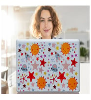 DEFTER STİCKER,LAPTOP STİCKER  UZAYLI DESENLİ PVC 70X50X0,5CM