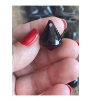 PLASTİK CAM GÖRÜNTÜSÜNDE SİYAH DELİKLİ BONCUK 25 ADET 3 CM