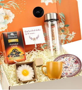 Turuncu Çiçekli Kutusunda Dereceli Borosilikat Cam Matara & Beta Tea Portakal Çiçeği Bitki Çayı & Turuncu Türk Kahvesi Fincanı & Kraft Kutulu Mum & Ahşap Not Tutucu Hediye Seti