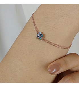 Yonca Tasarımlı Kalp Detaylı Mistik Topaz Taşlı 925 Ayar Gümüş Bileklik