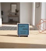 “Lâ Gâlibe İllâllâh” Yazılı Dekoratif Obje, İnanç ve Güven Duygusunu Yaşam Alanlarına Taşıyan Anlamlı Masaüstü Aksesuarı 10x10 cm