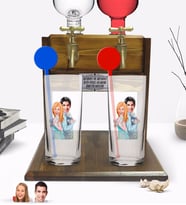 BK Gift Kişiye Özel Renkli Baskılı Sevgililer Karikatürlü İkili Vodka Bardağı ve Çift Musluklu Doğal Ahşap Vodka Standı-87 (Model 1)