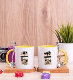 Kişye Özel Polaroid Tasarım Fotoğraflı İkili Ahşap Altlıklı Sarı Kupa