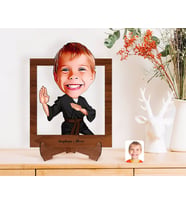 BK Gift Kişiye Özel Çocuk Karateci Karikatürlü Ahşap Standlı 3D Biblo-1 (Beyaz)