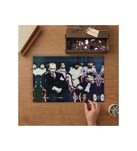 Atatürk ve Öğrencileri Tasarımı 240 parça Ahşap Puzzle Ahşap Kutuda MP06955