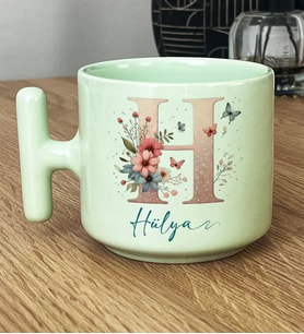 Kişiye Özel Çiçekli Kelebekli H Harfli Hediye Pastel T Kupa İsimli İsim Yazılı (Yeşil)