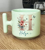 Kişiye Özel Çiçekli Kelebekli H Harfli Hediye Pastel T Kupa İsimli İsim Yazılı (Yeşil)