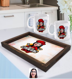 BK Gift Kişiye Özel Kadın Chef Karikatürlü Doğal Ahşap Tepsi ve 2’li Kupa Bardak Seti-11