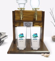 BK Gift Kişiye Özel Renkli Baskılı Rize Tasarımlı Turistik İkili Rakı Bardağı ve Çift Musluklu Doğal Ahşap Rakı Standı-1 (Model 1)