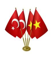 Masa Üstü Vietnam Bayrağı Türk Bayrağı Dörtlü Pirinç Direk Masa Bayrak Seti