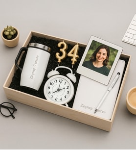 Kişiye Özel Fotoğraflı Çerçeve,Defter,Kalem,Masa Saati,Mum Rakamlar Ve Termos Hediye Seti (Beyaz)